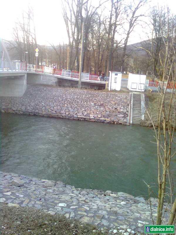 novy most ponad rieku nitra v obci bystricany cast chalmova