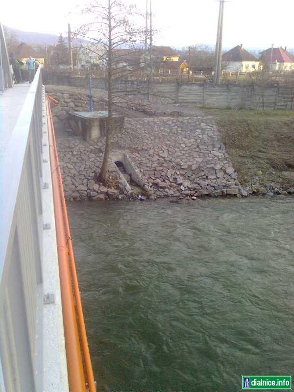 novy most ponad rieku nitra v obci bystricany cast chalmova
