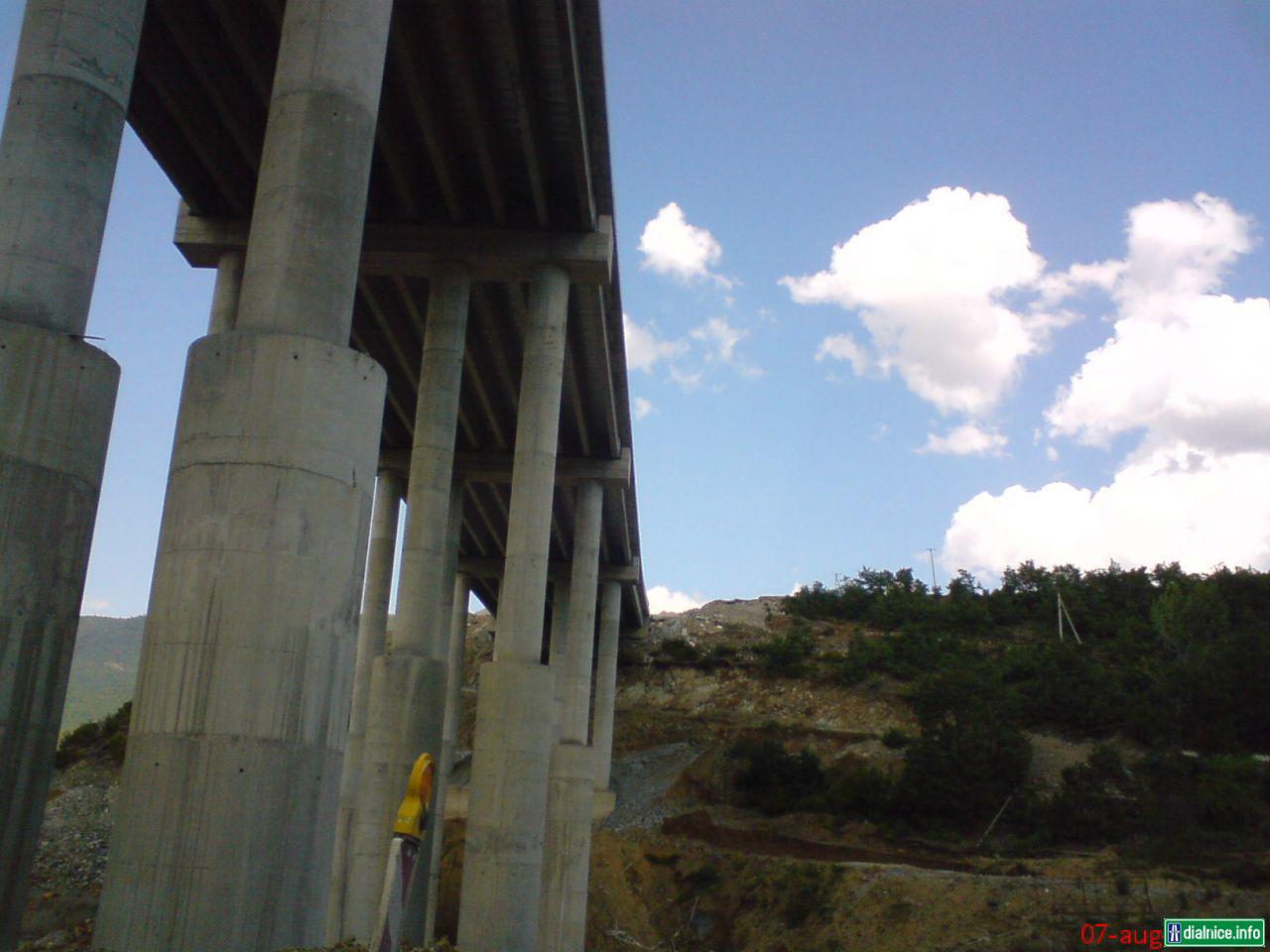 výstavba dialnice pri meste Kukes v Albánsku