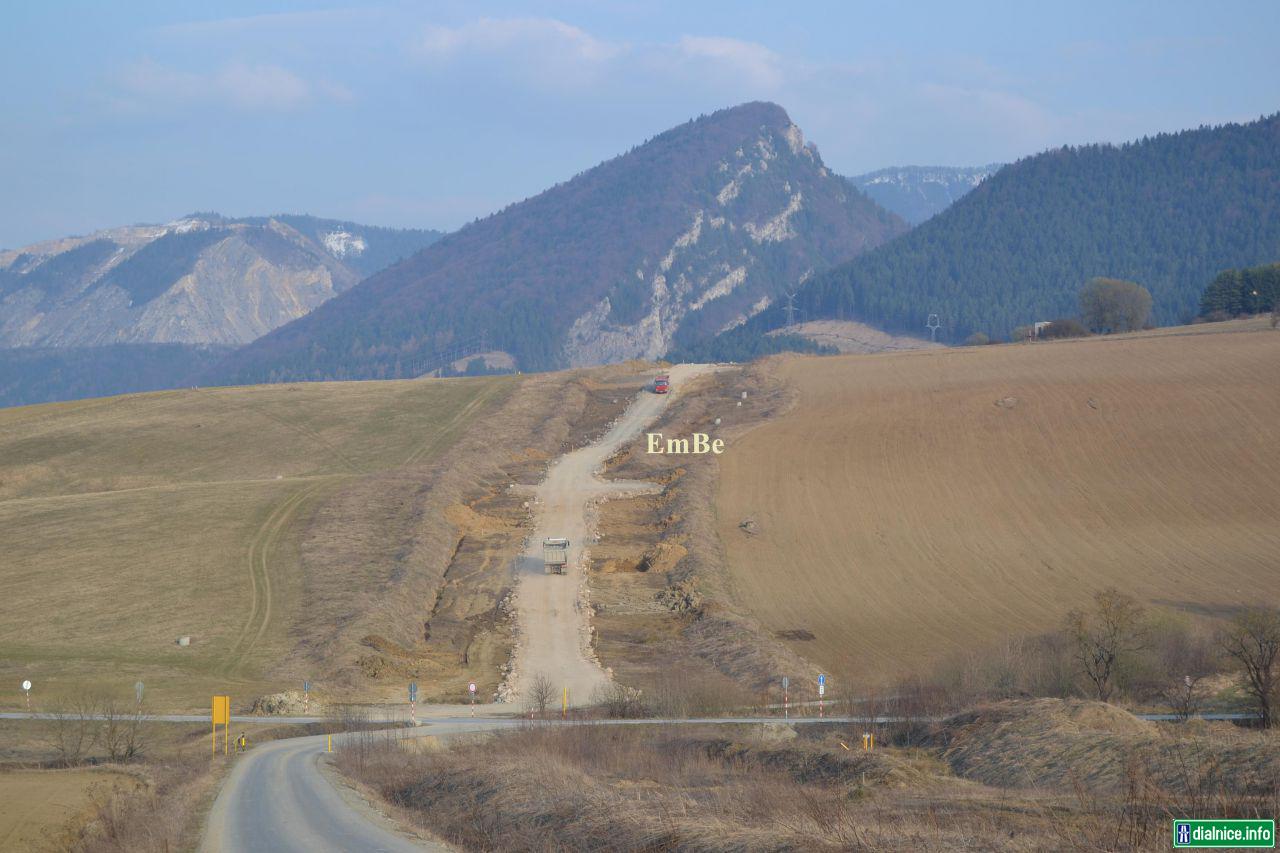 Práce v mieste budúceho mostu 203 - odťažené kamenivo použité na spevnenie prístupovej cesty