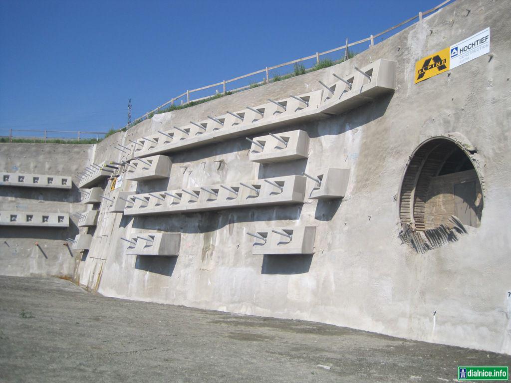 D1 tunel Ovčiarsko východný portál