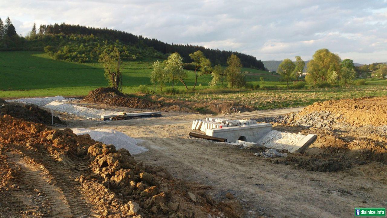 Most nad potokom a poľnou cestou SO 208