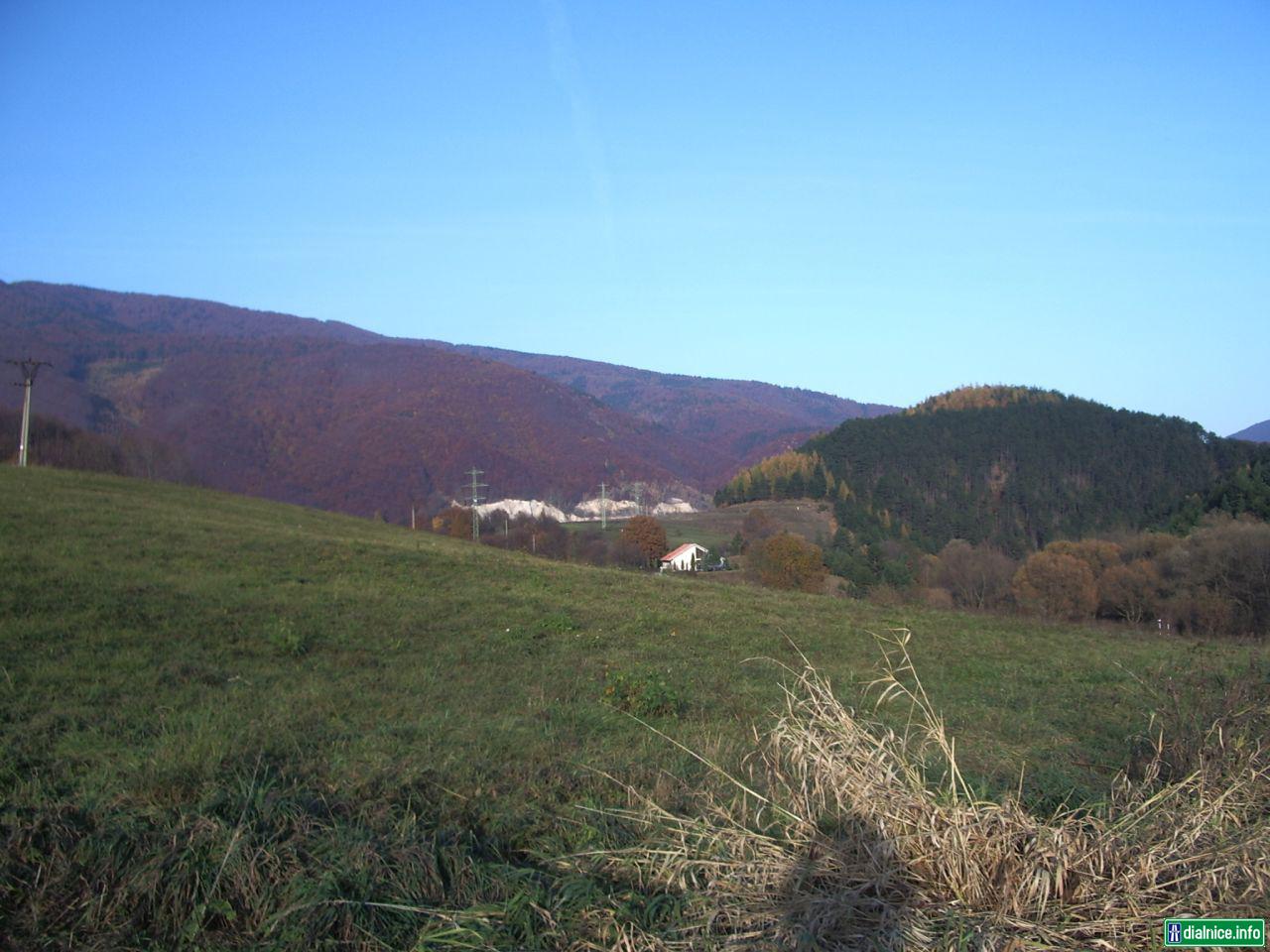 západne od obce Šútovo