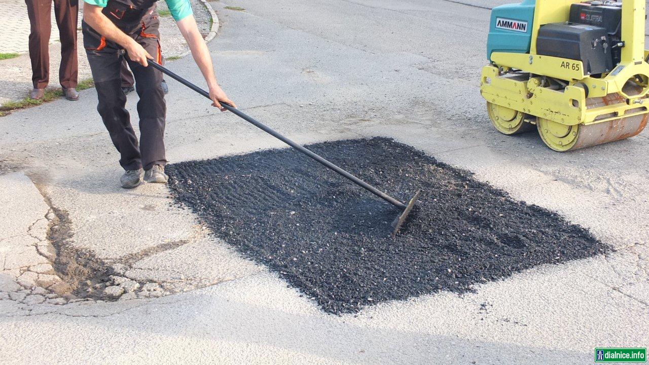 Skuska stroja na opravu vytlkov v Presove