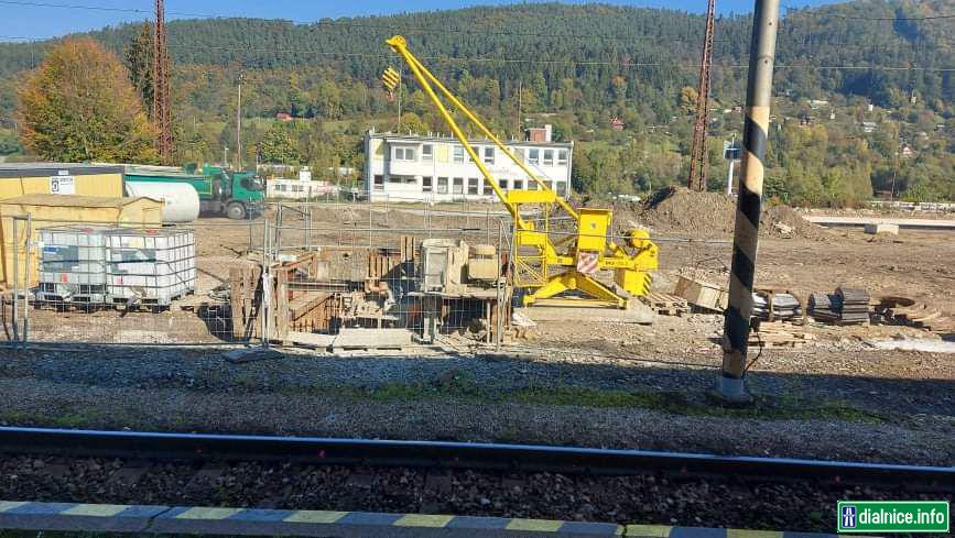 Modernizácia Žilina 11.10.21 - štartovacia jama pre štítové razenie hlavnej káblovej trasy do budovy CRD