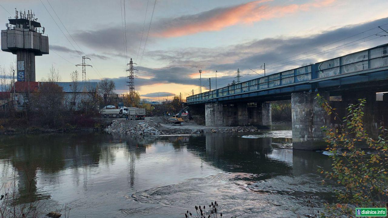 07.11.22 - budovanie prístupu k pilierom mosta cez Váh