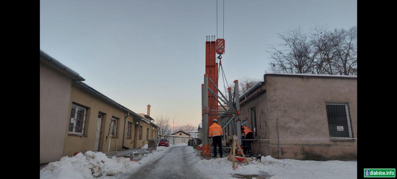 08.02.23 - montáž podpernej skruže pre nadjazd na strane mesta