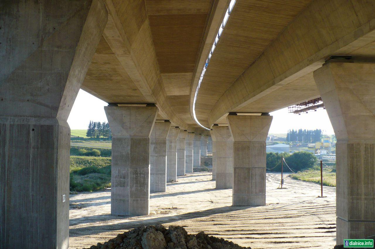 Estakáda nad cestou Tatranská Štrba - Štrba a železničnou traťou