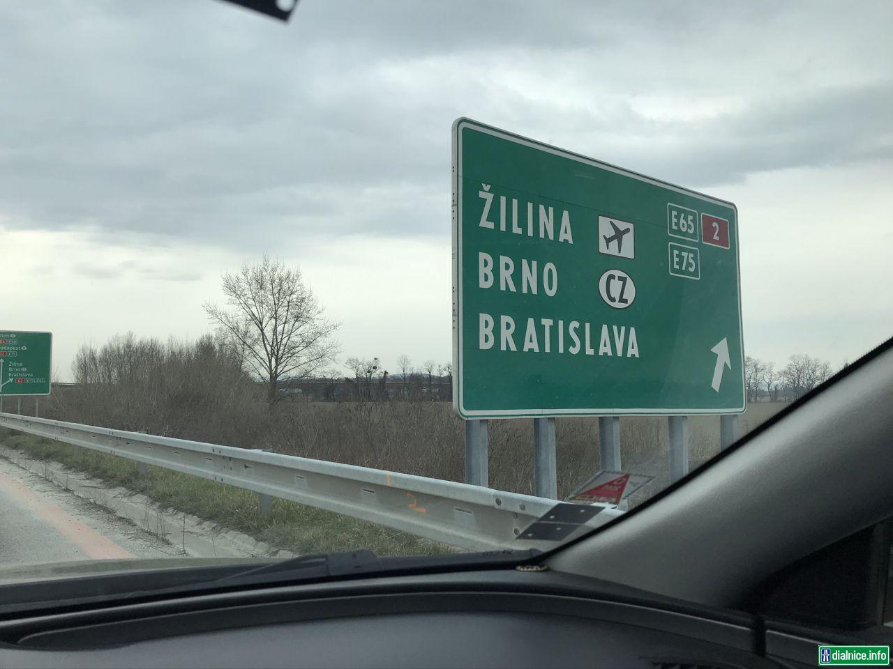 Budúca D4 a zjazd na D2 smer Bratislava - gigantická smerová tabuľa zamenená za novú mikroTERNovú