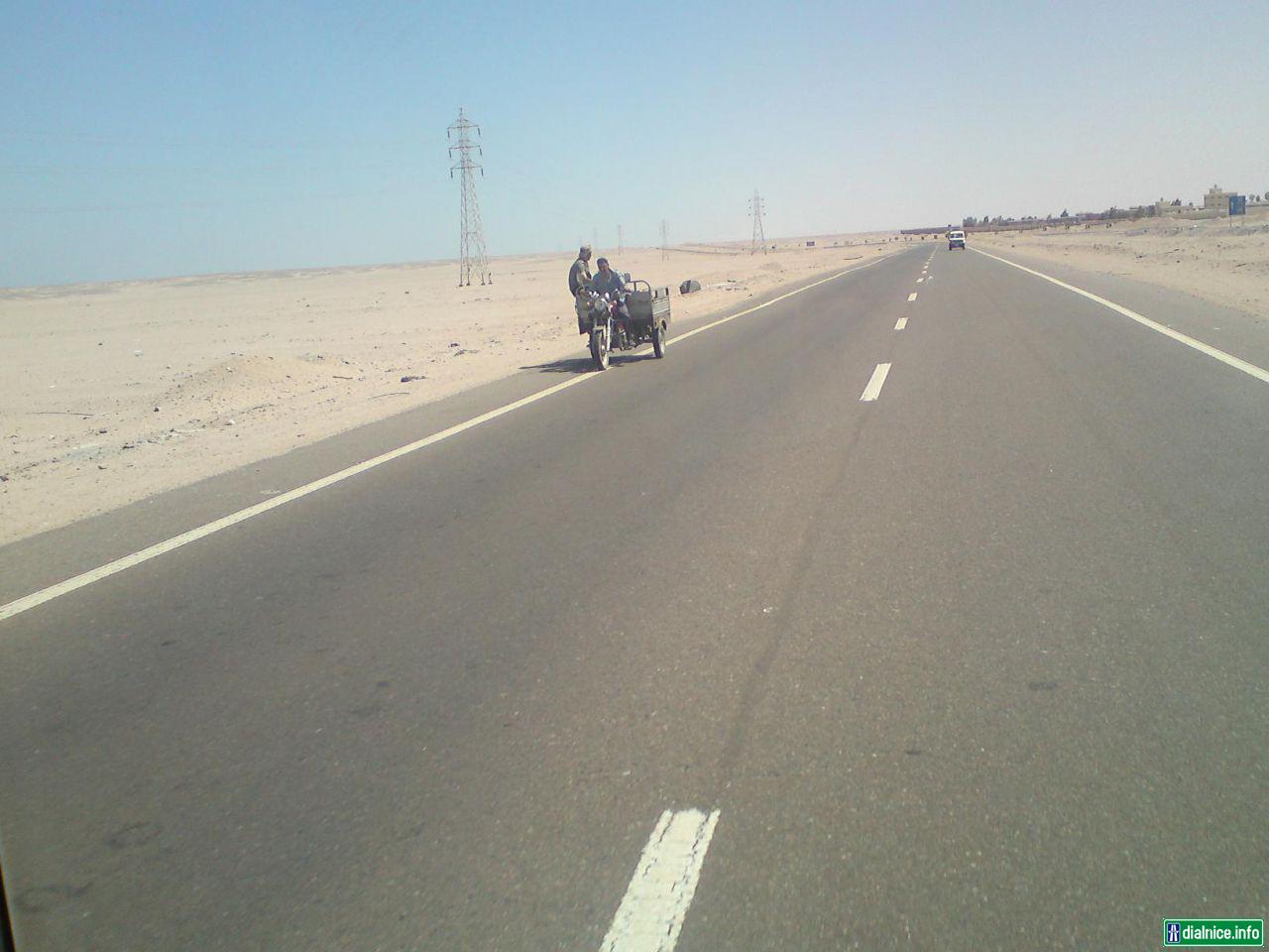 Egyptská diaľnica alebo asfalt v piesku :)