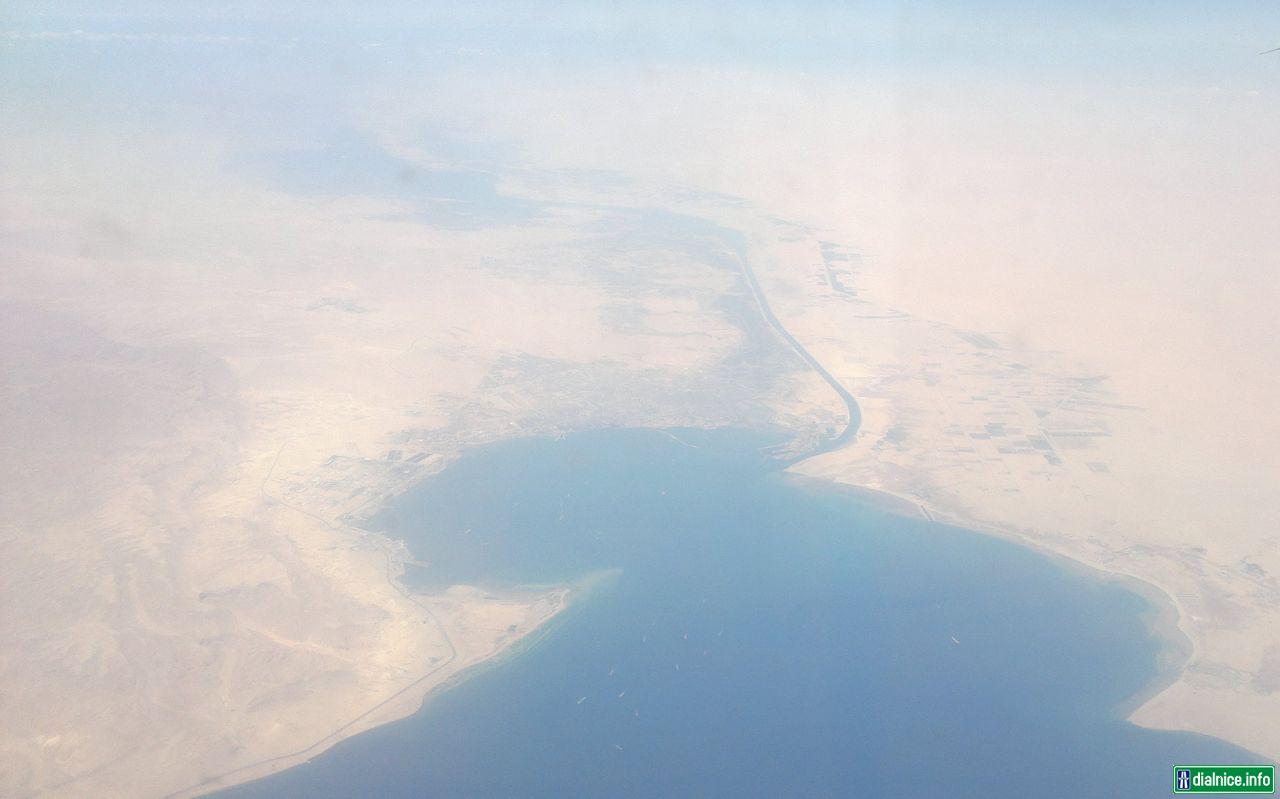 Suezský prieplav z letu vtáka od Suezského zálivu