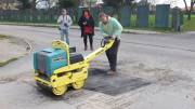 Skuska stroja na opravu vytlkov v Presove